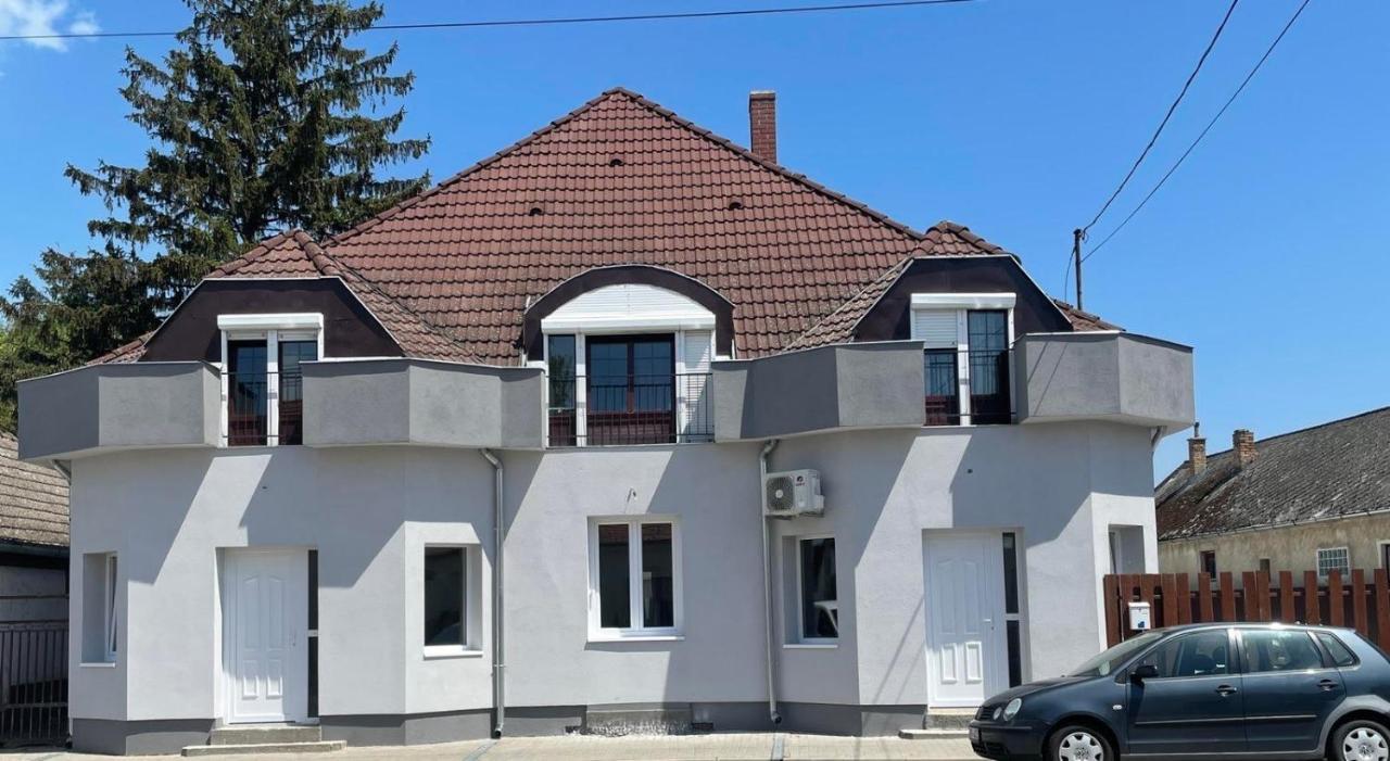 Lelle Centrum Vendégház Balatonlelle Esterno foto