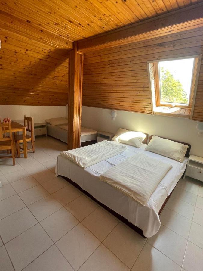 Lelle Centrum Vendégház Balatonlelle Esterno foto