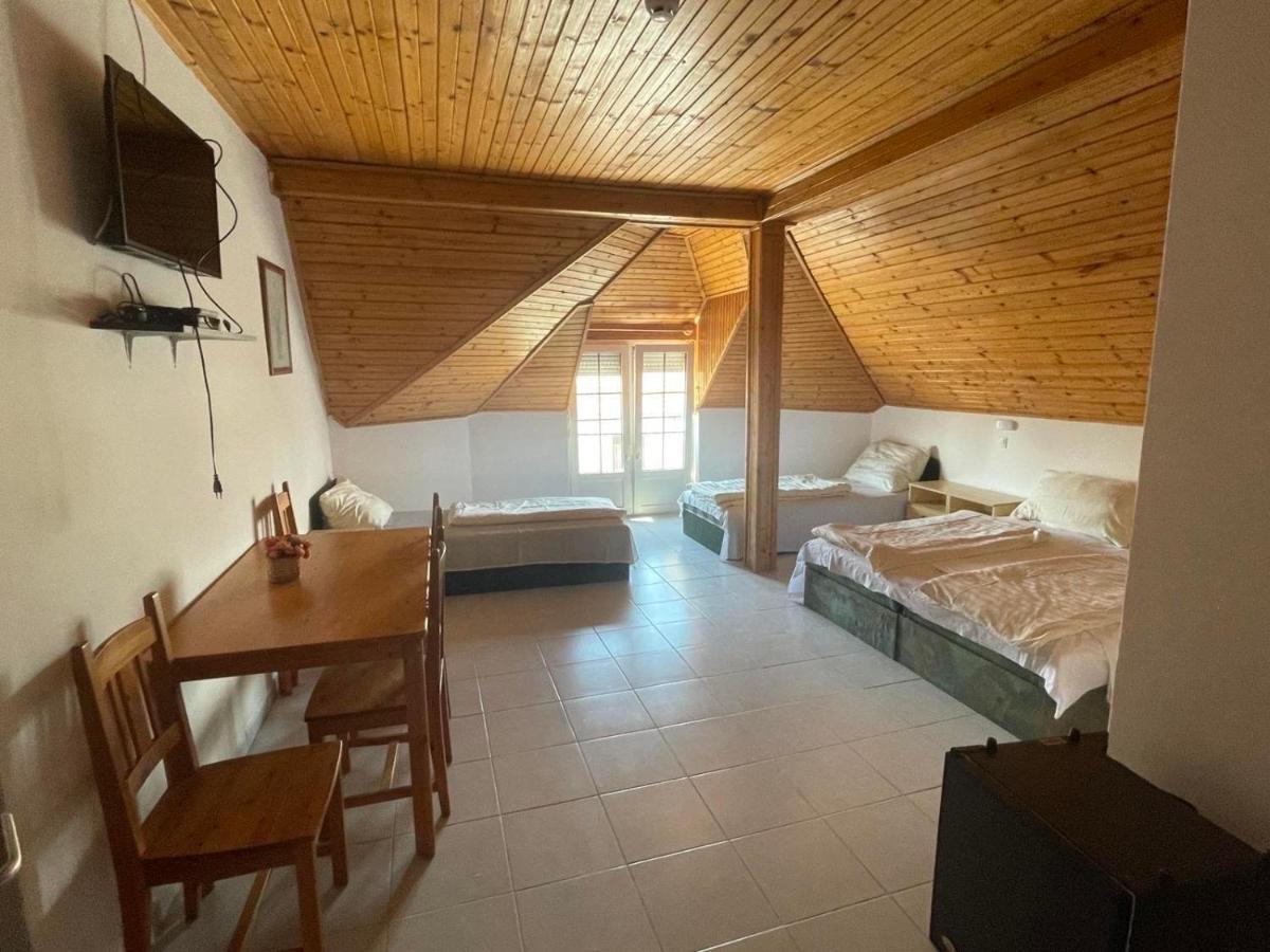 Lelle Centrum Vendégház Balatonlelle Esterno foto