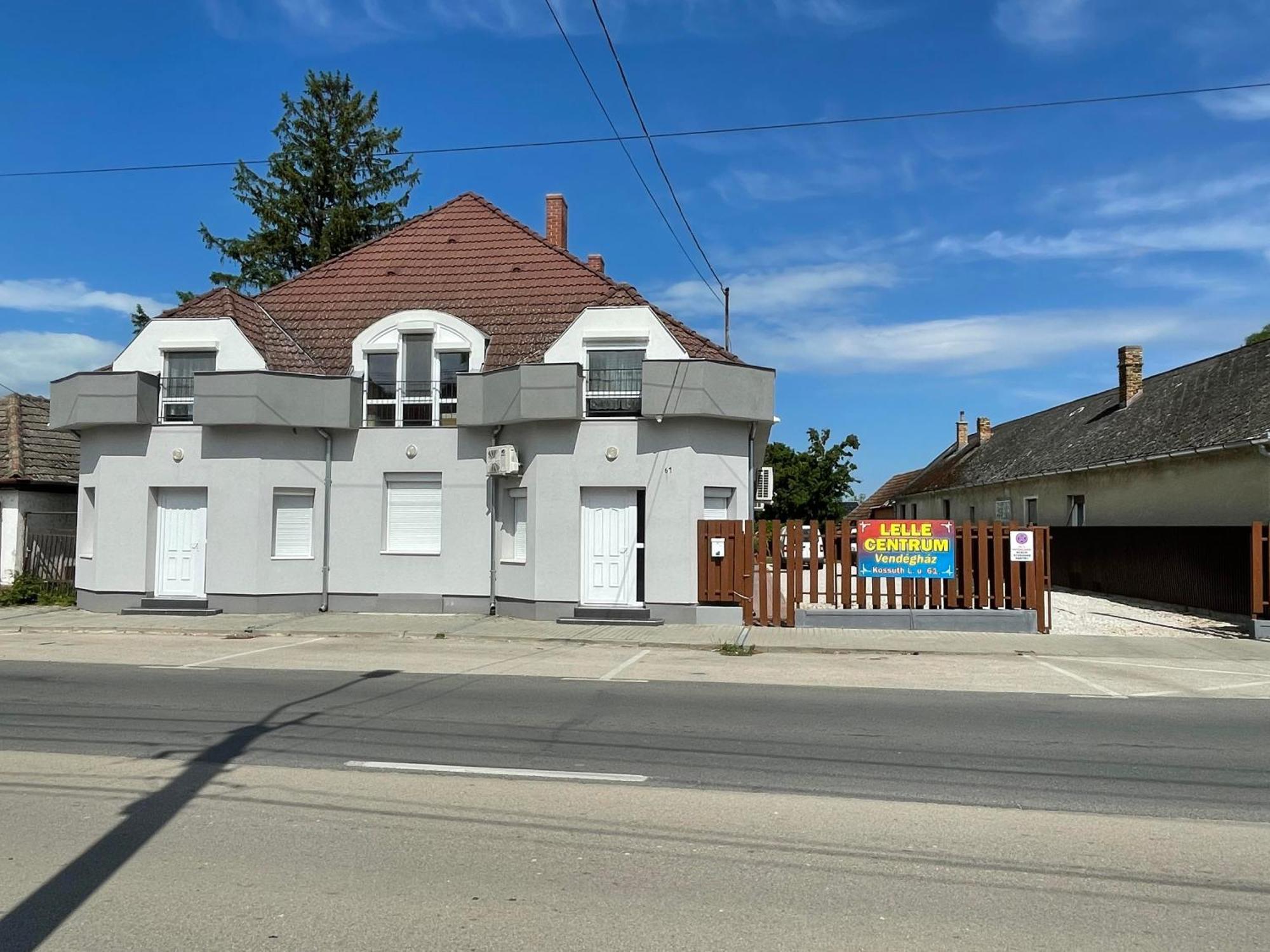 Lelle Centrum Vendégház Balatonlelle Esterno foto